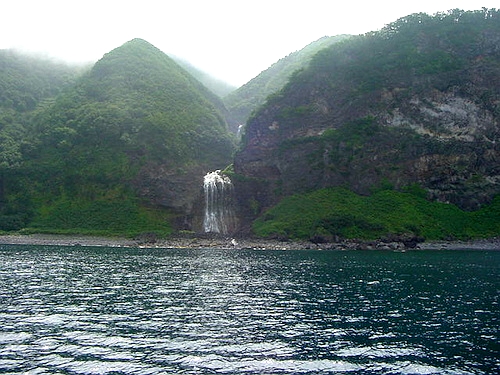 カムイワッカの滝(海側)